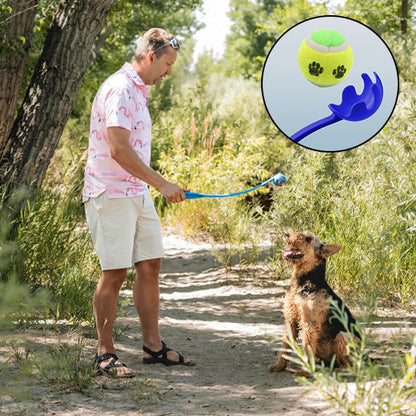 Homme lançant une balle avec un lanceur à son chien dans les bois