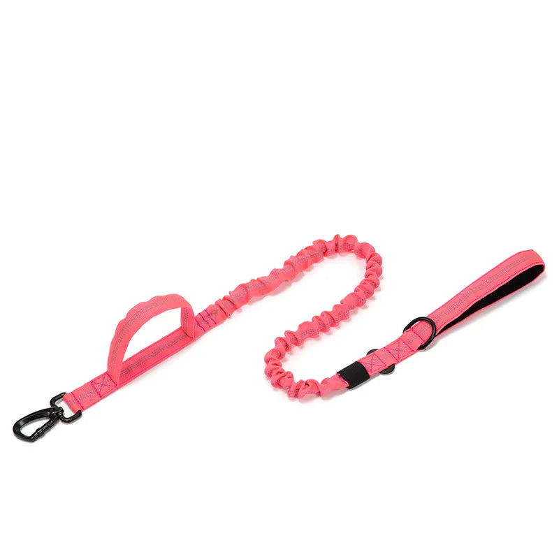 Laisse tactique anti traction rose – idéale pour l’entraînement de chiens actifs.