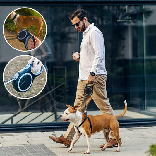 Homme promenant son chien avec une laisse enrouleur pour chien rétractable bleue