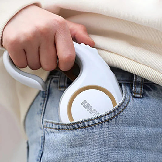 Laisse rétractable compacte facilement rangeable dans la poche, parfaite pour les balades avec petits chiens