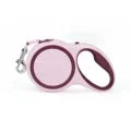 Laisse enrouleur pour chien de couleur rose avec bouton de verrouillage