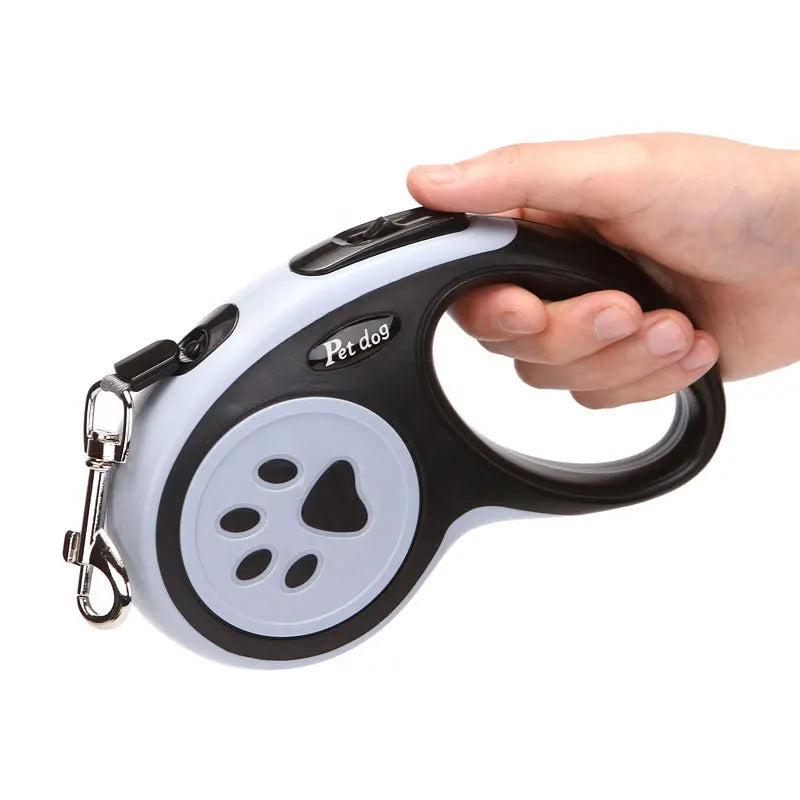 main tenant une laisse retractable noire ergonomique pour chien – système de blocage sécurisé