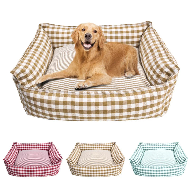 chien golden retriever couché dans un lit pour petit chien beige à carreaux