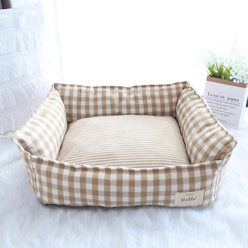 lit pour petit chien à carreaux beige avec rebords surélevés