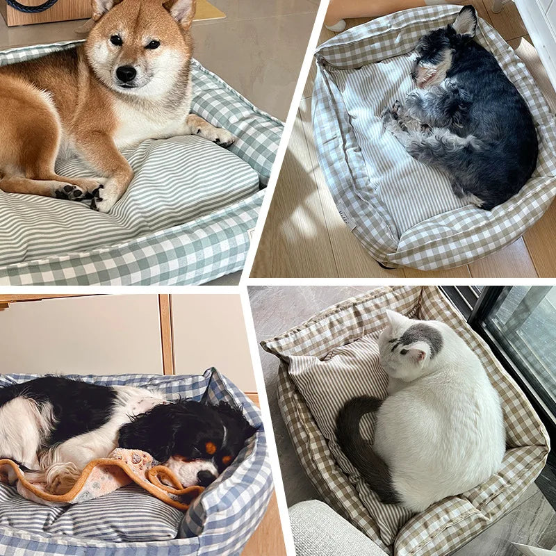 petit chien noir et blanc allongé dans un lit pour petit chien à carreaux gris