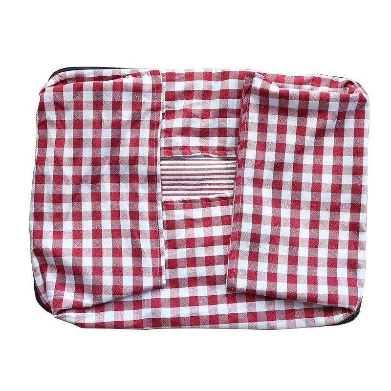 lit pour petit chien à carreaux rouges vu de dessus avec coussin rembourré