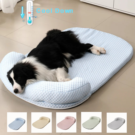 Chien couché sur un lit rafraîchissant bleu clair en tissu soie glacée