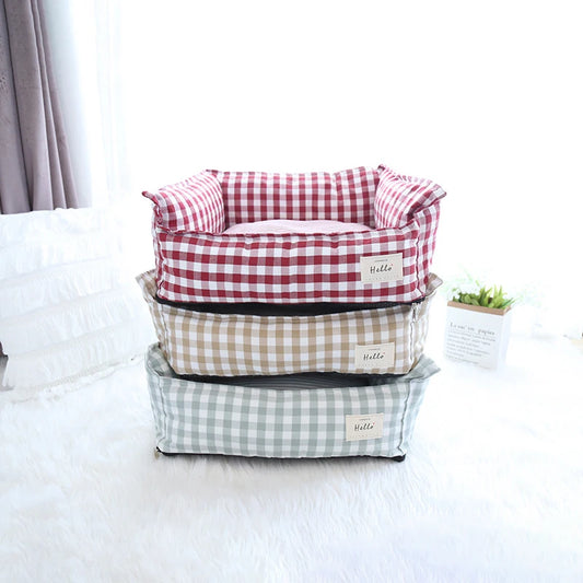 lits pour petit chien empilés, design à carreaux rouge, noir et vert