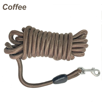 Longe coloris café avec mousqueton renforcé pour les chiens actifs de moyenne et grande taille.