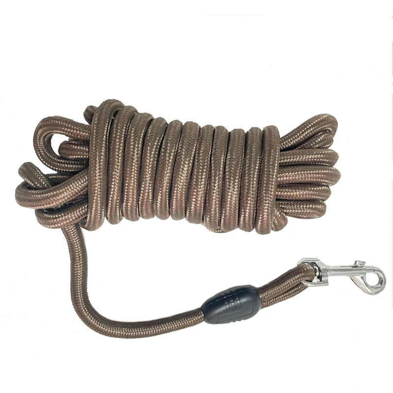Longe coloris café avec mousqueton renforcé pour les chiens actifs de moyenne et grande taille.
