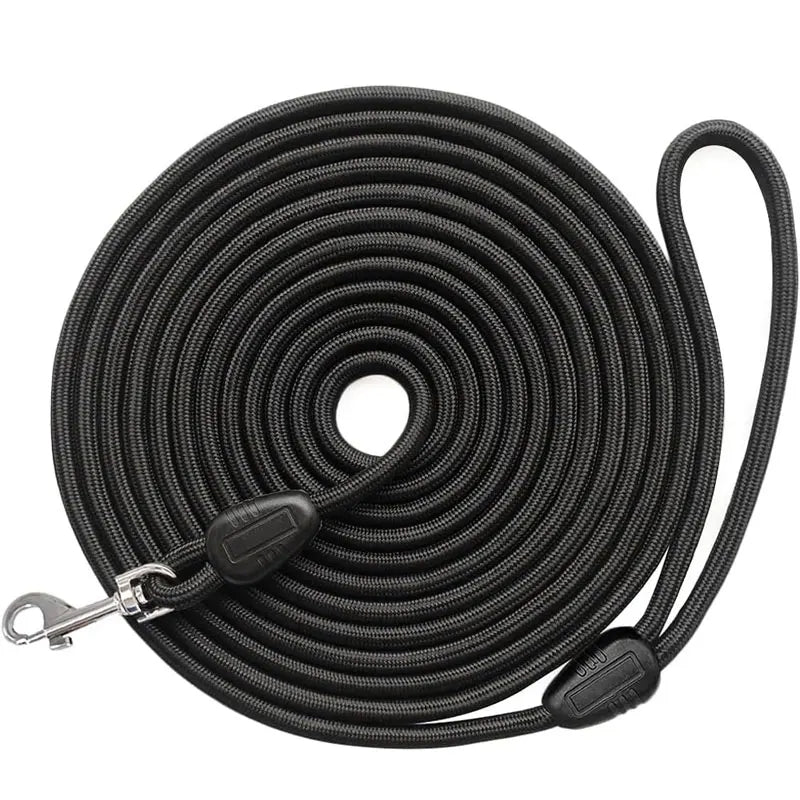 Longe noire de grande longueur enroulée, parfaite pour les activités d’agilité ou le rappel.