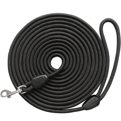 Longe noire de grande longueur enroulée, parfaite pour les activités d’agilité ou le rappel.