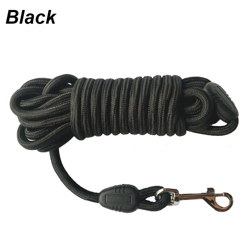 Détail de la longe noire équipée d’un mousqueton solide, conçue pour la sécurité du chien.