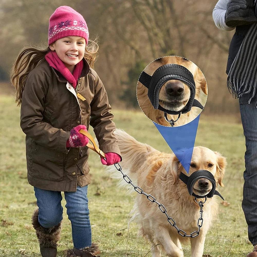 Une femme promène son chien équipé d’une muselière en nylon noire pour plus de sécurité.