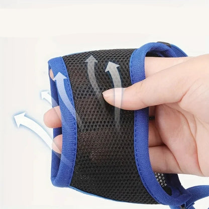 Gros plan sur une muselière pour chien noire et bleue montrant la boucle réglable et le tissu respirant.