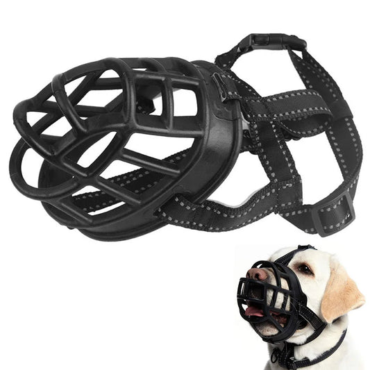 Muselière panier noire réfléchissante pour chien en gros plan, avec sangles réglables et design robuste.