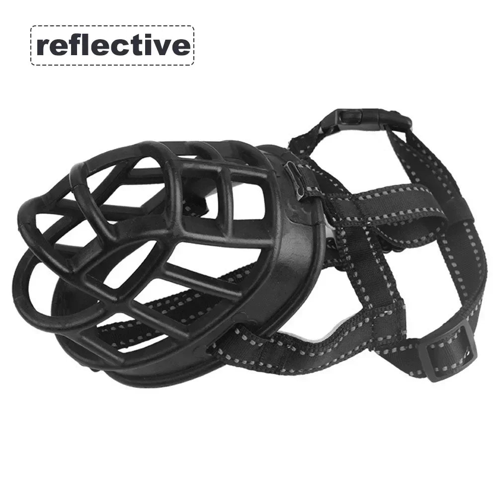 Muselière panier noire réfléchissante pour chien, montrée seule avec bandes lumineuses de sécurité intégrées.