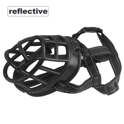 Muselière panier noire réfléchissante pour chien, montrée seule avec bandes lumineuses de sécurité intégrées.