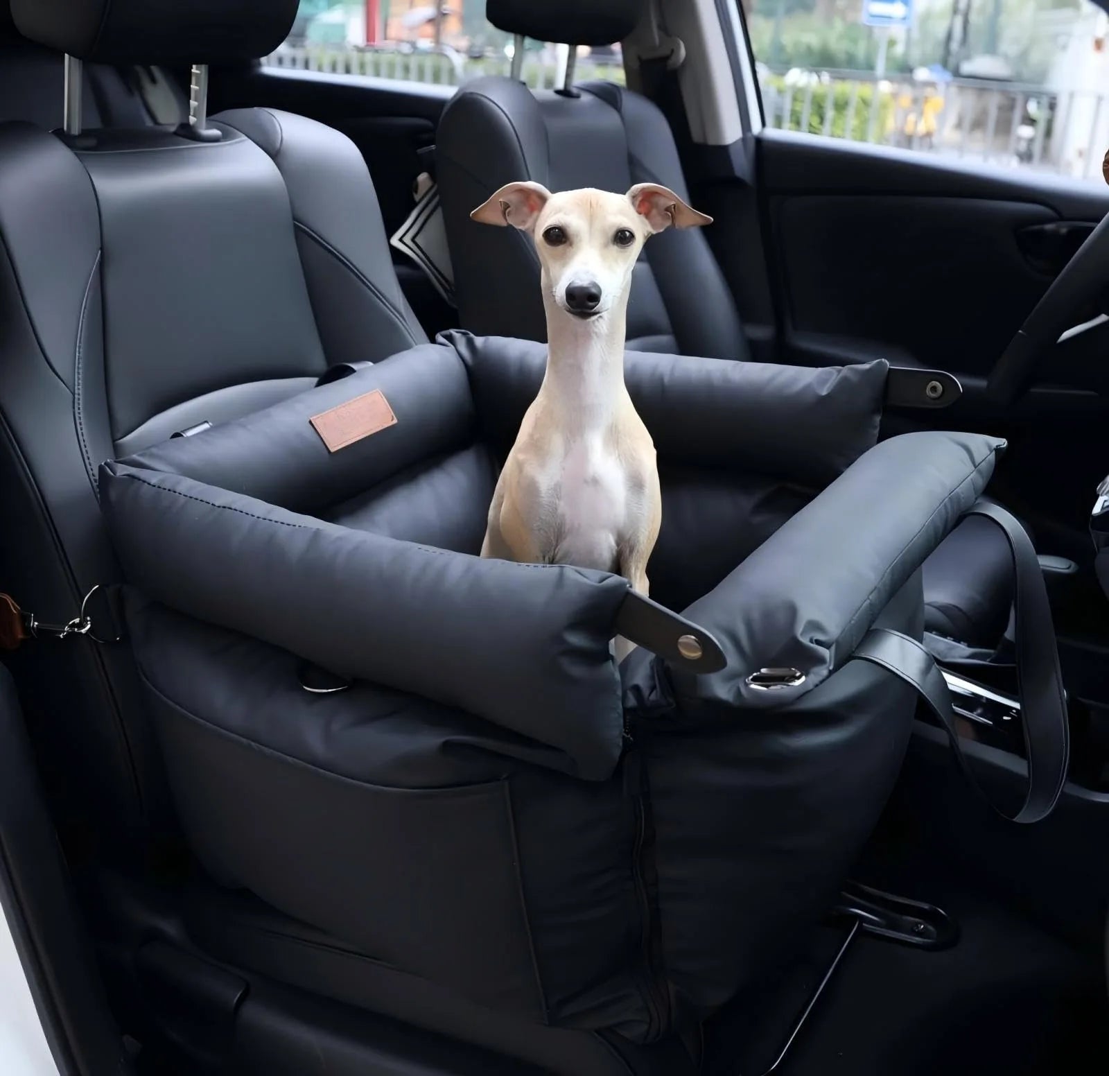 Panier de voiture pour chien décliné en plusieurs coloris, avec sangles de fixation solides pour le siège auto.