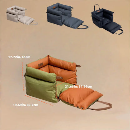 Démonstration du nettoyage facile du panier de voiture pour chien grâce à son tissu imperméable et résistant.