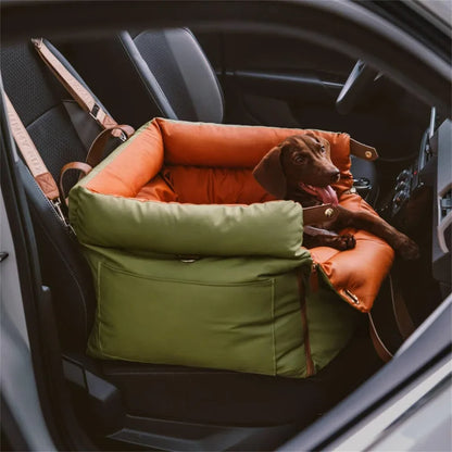 Panier de voiture pour chien vert utilisé en extérieur avec poignées pratiques pour le transport.