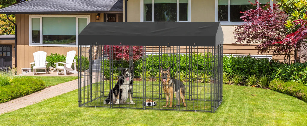 Grand parc extérieur en métal pour chiens avec espace sécurisé, idéal pour la détente en plein air.