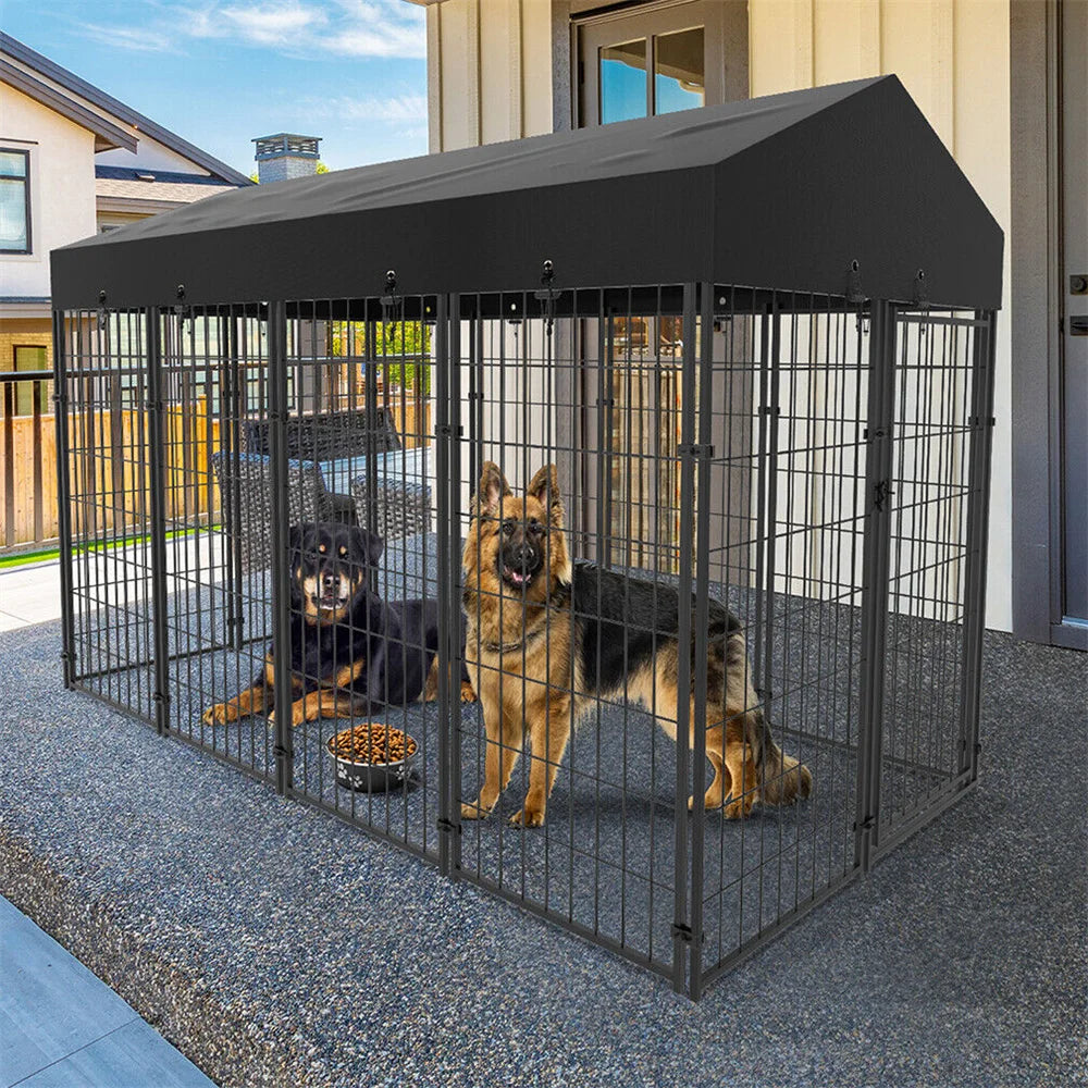 Enclos métallique pour deux chiens avec toit anti-pluie, installé en terrasse ou sur sol bétonné.