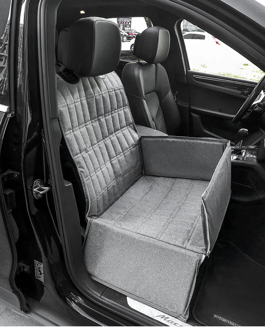 protection voiture pour chien grise installée sur siège de voiture pour voyage sécurisé