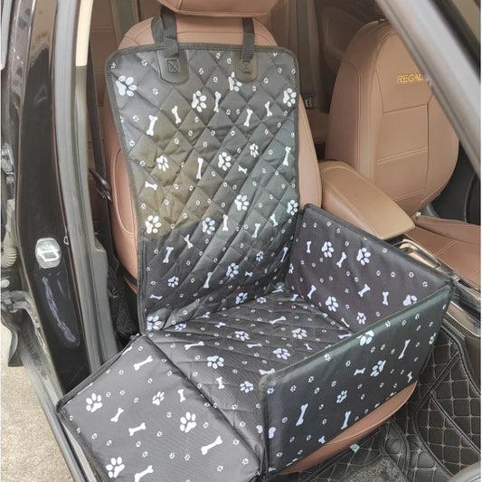 protection voiture pour chien noire avec motifs pattes et os installée sur siège auto