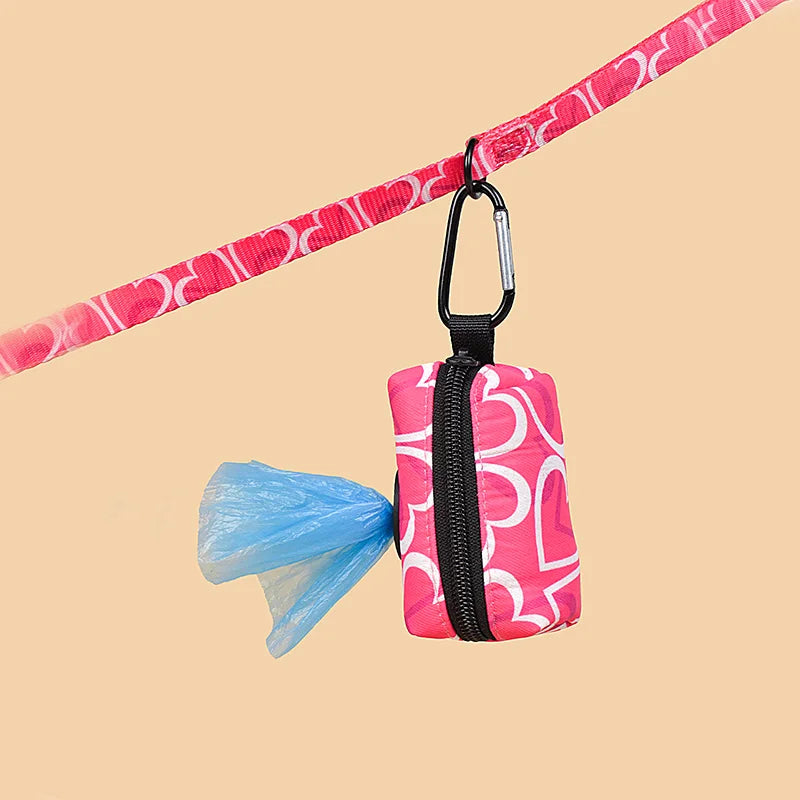 distributeur de sacs à déjections rose assorti au harnais avec laisse pour chien