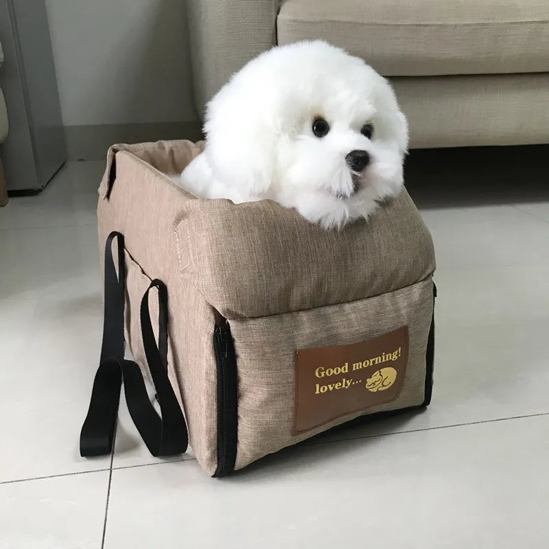 femme tenant un sac de transport gris pour petit chien devant une voiture, avec chiot blanc à l’intérieur