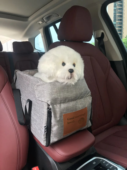 sac de transport gris pour petit chien fixé sur un siège auto avec chiot à l’intérieur