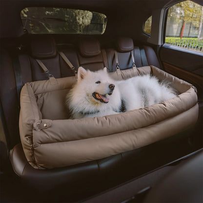 Chien assis dans un siège auto pour chien beige fixé sur la banquette arrière avec sangle de sécurité.