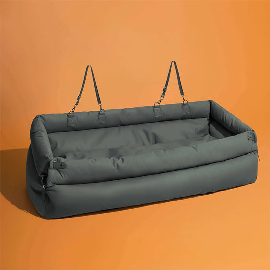 Siège auto pour chien gris imperméable avec sangles de fixation solides pour la banquette arrière.