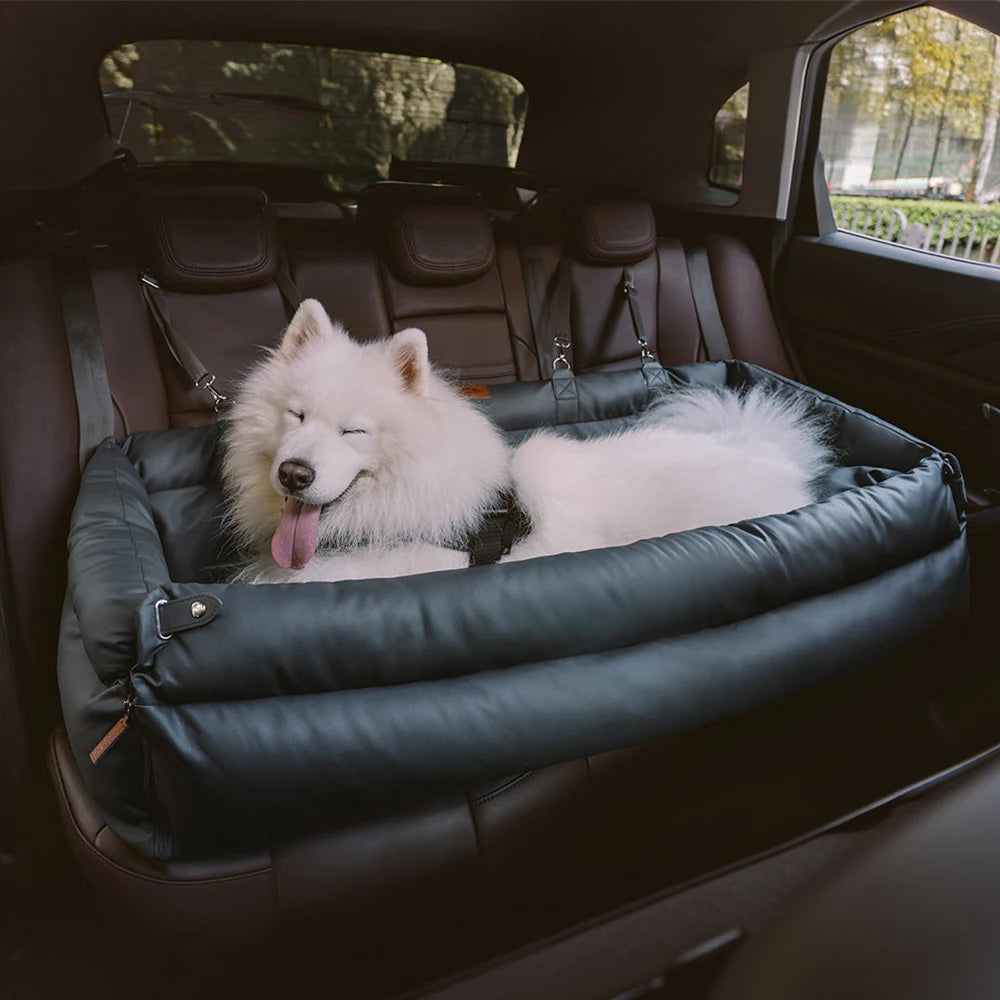 Chien blanc couché dans un siège auto pour chien gris foncé, confortable et sécurisé en voiture.