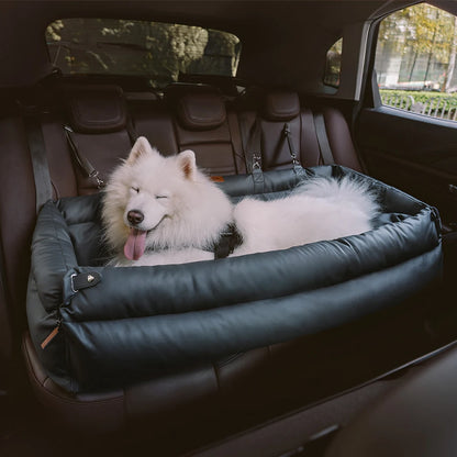 Chien blanc couché dans un siège auto pour chien gris foncé, confortable et sécurisé en voiture.
