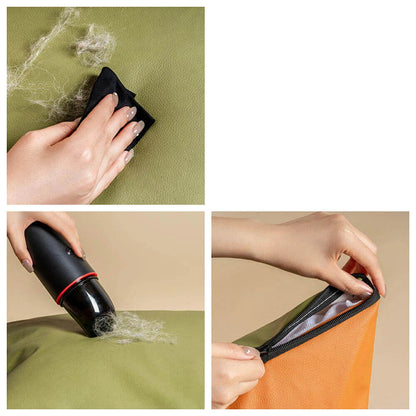 Démonstration du nettoyage facile du siège auto pour chien imperméable avec un chiffon humide.