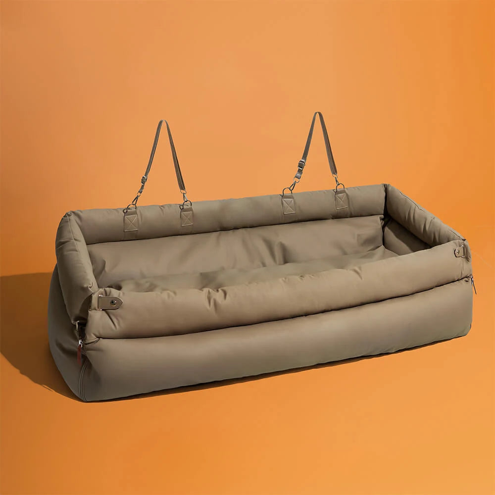 Siège auto pour chien vert installé sur la banquette arrière, imperméable et rembourré pour plus de confort.