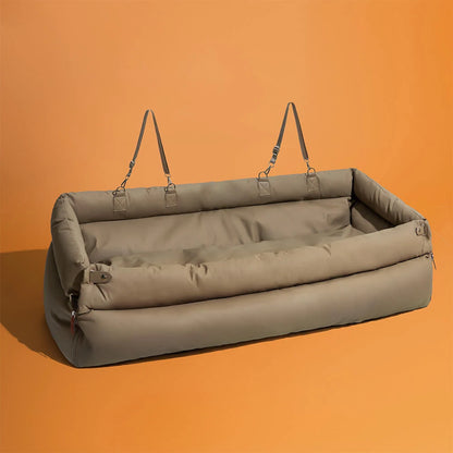 Siège auto pour chien vert installé sur la banquette arrière, imperméable et rembourré pour plus de confort.