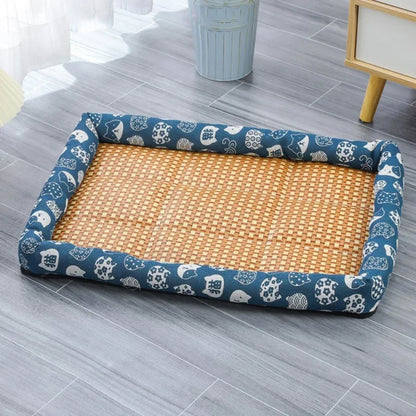 Tapis rafraîchissant bleu pour chien, en rotin respirant avec rebords à motifs animaux blancs.