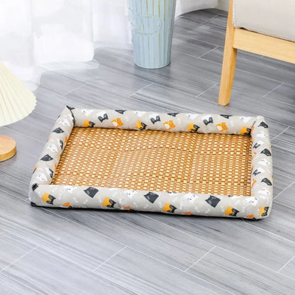 Coussin rafraîchissant gris pour chien en rotin tissé, rebords décorés de motifs chats jaunes et noirs.