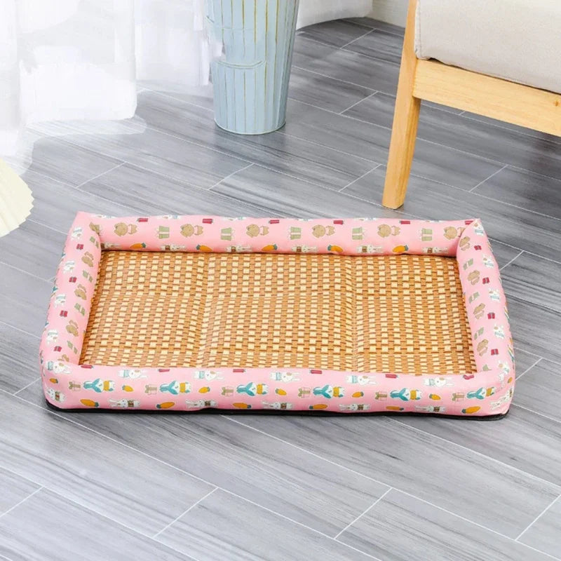 Coussin d’été pour chien en rotin avec rebords roses à motifs lapins, conçu pour garder les animaux au frais.
