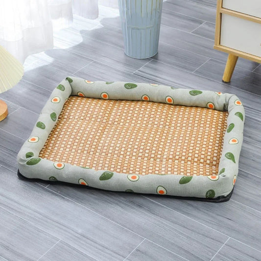 Tapis rafraîchissant pour chien en rotin tissé avec rebords verts décorés d’avocats, idéal pour l’été.