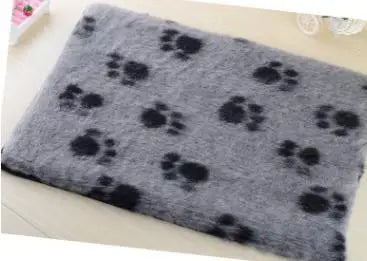 Tapis pour chien gris fonce imprime pattes noires, antidérapant et moelleux