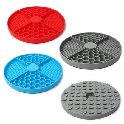différents modèles de tapis de léchage chien en silicone coloris rouge, bleu et gris