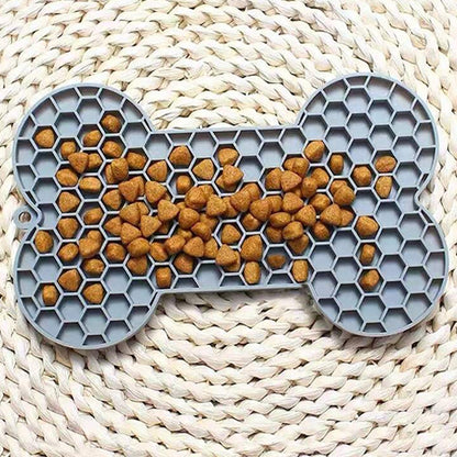 chien couché dans le salon utilisant un tapis de léchage grand chien gris