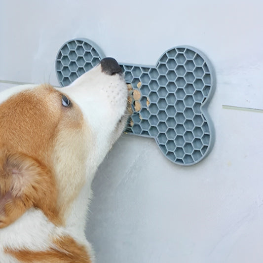 chien léchant un tapis de léchage grand chien en silicone gris fixé sur un mur