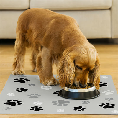 golden retriever mangeant sa nourriture sur un tapis gamelle pour chien gris lavable