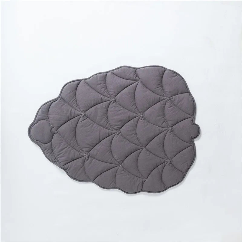 Vue du tapis pour chien feuille gris foncé