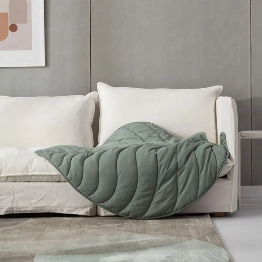 Tapis feuille vert utilisé comme coussin sur un lit - - Feuille de Truffe™